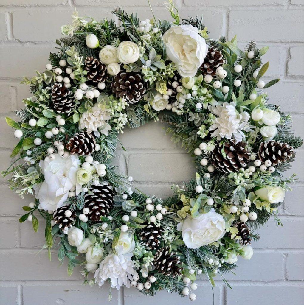 Wonderfully Inviting Winter Wreath Ideas For Your Front Door | Winter Decor - ReallyRushai