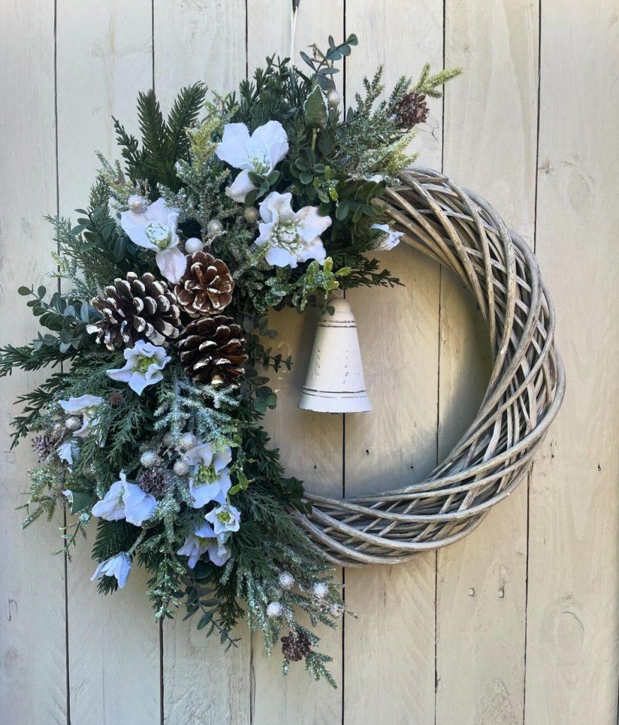Wonderfully Inviting Winter Wreath Ideas For Your Front Door | Winter Decor - ReallyRushai