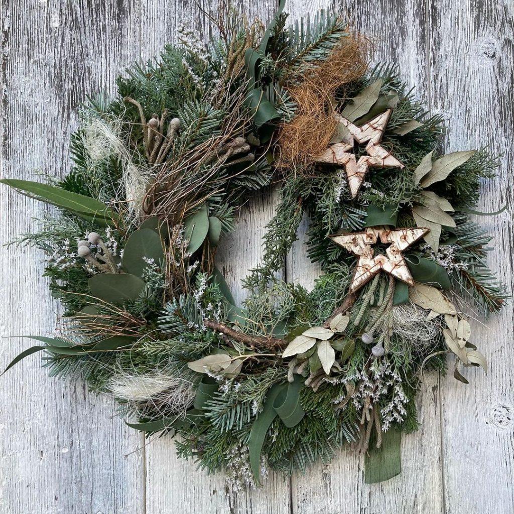 Wonderfully Inviting Winter Wreath Ideas For Your Front Door | Winter Decor - ReallyRushai