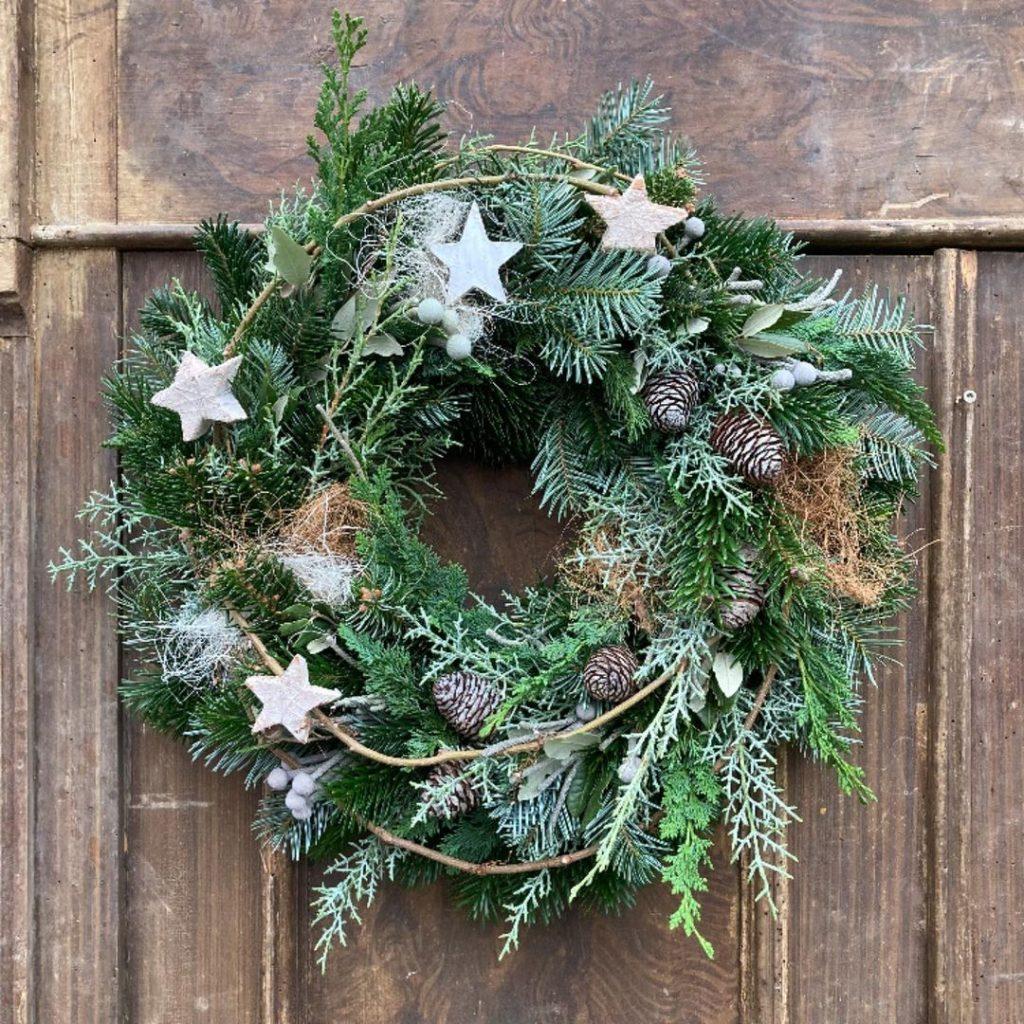 Wonderfully Inviting Winter Wreath Ideas For Your Front Door | Winter Decor - ReallyRushai