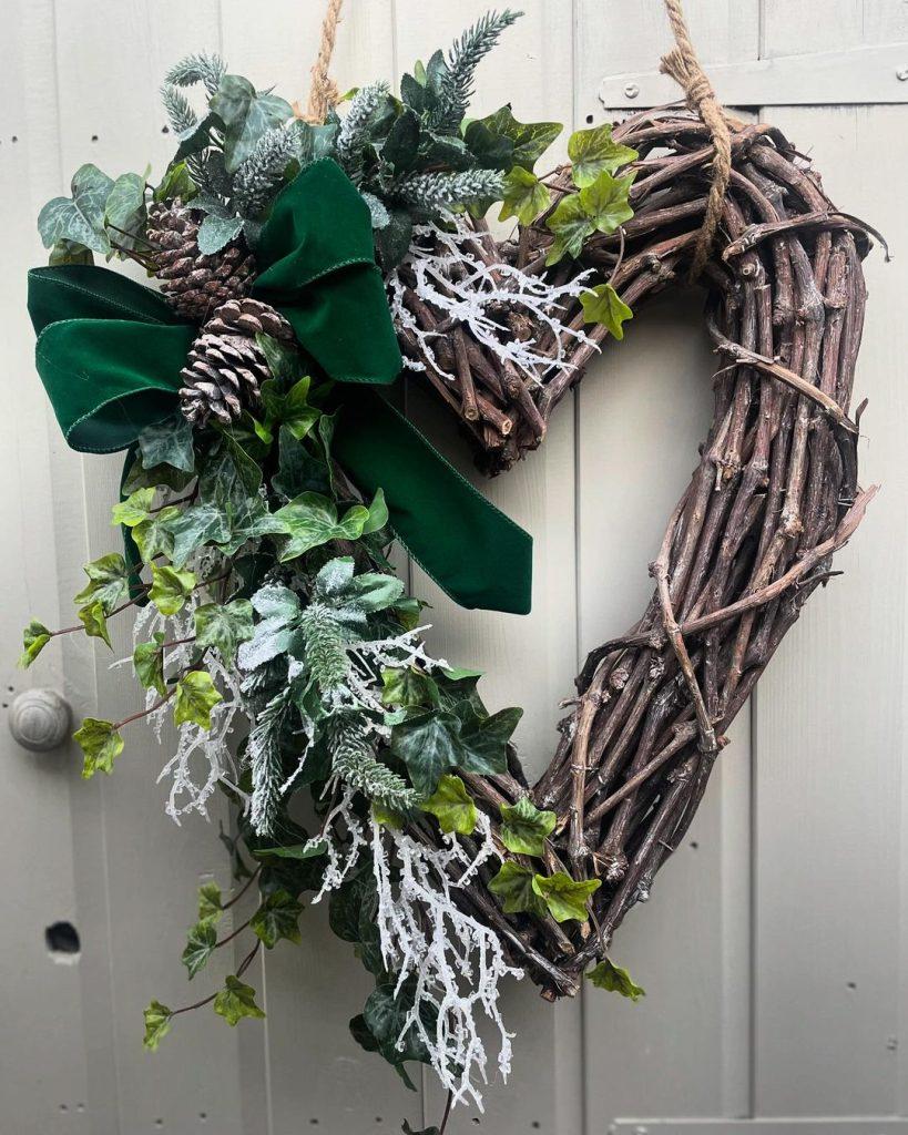 Wonderfully Inviting Winter Wreath Ideas For Your Front Door | Winter Decor - ReallyRushai