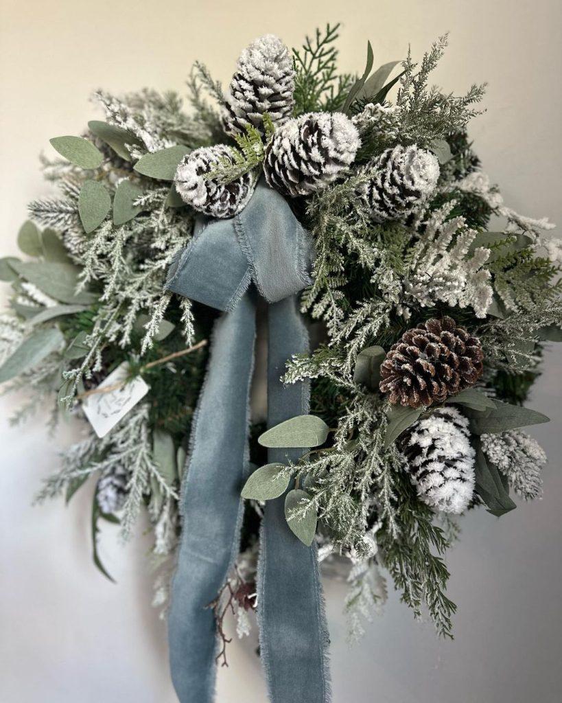 Wonderfully Inviting Winter Wreath Ideas For Your Front Door | Winter Decor - ReallyRushai