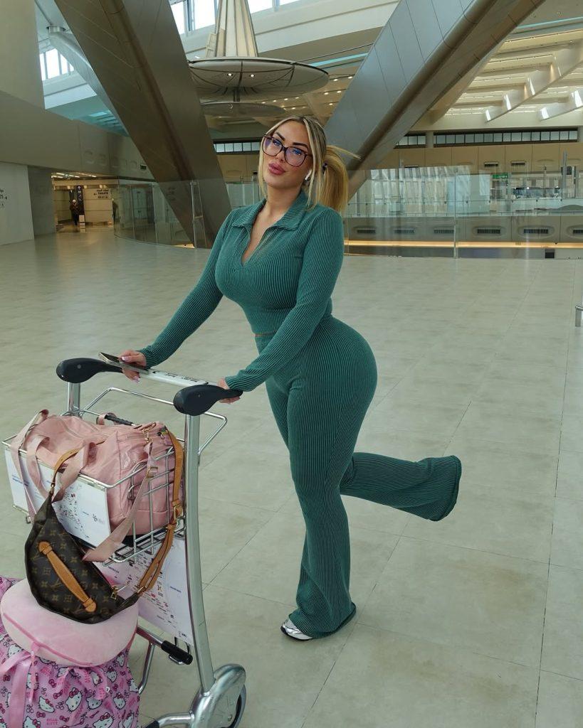 Comfy Airport Outfits - ReallyRushai