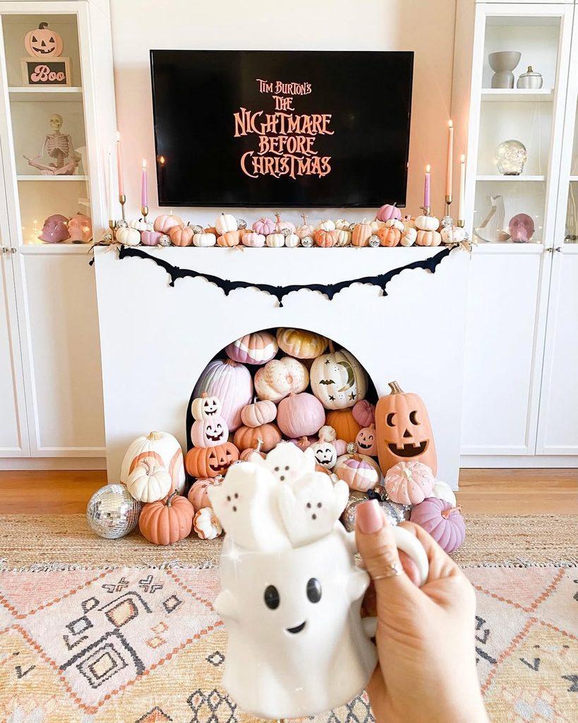 girly and pink halloween mantle decor - ReallyRushai